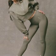 athleisure-cropped-sweatshirt-light-green_10_250307041634.jpg