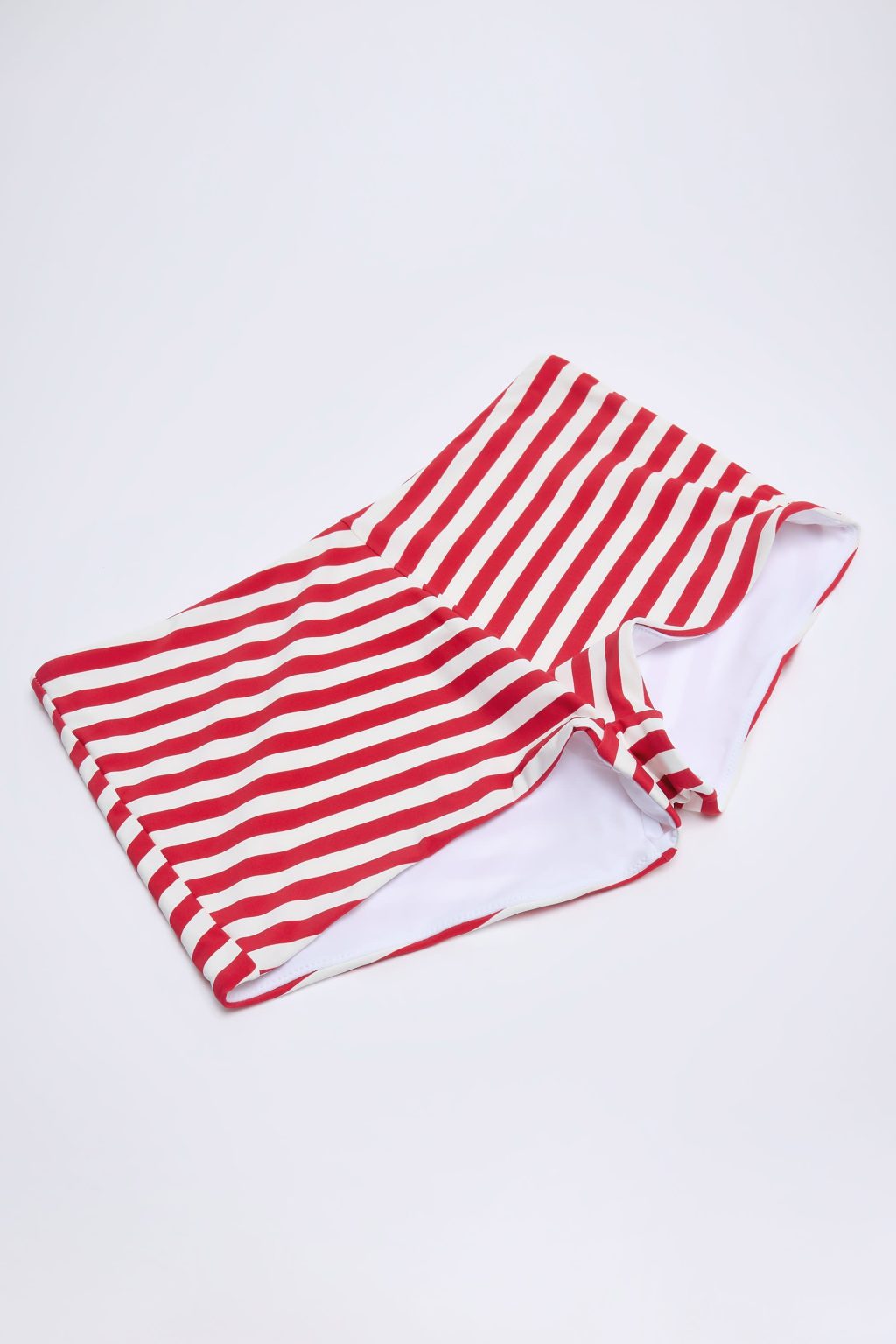 cerreto-mid-rise-hotpants-cherry-red-stripe_4_250508022845.jpg