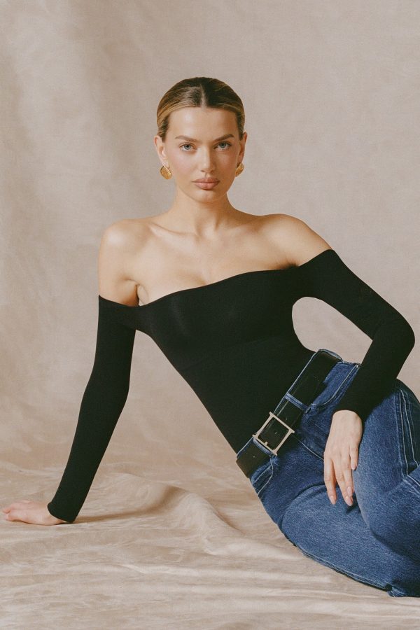 pammie-seamless-off-shoulder-long-sleeve-bodysuit-black_1_25011003420.jpg