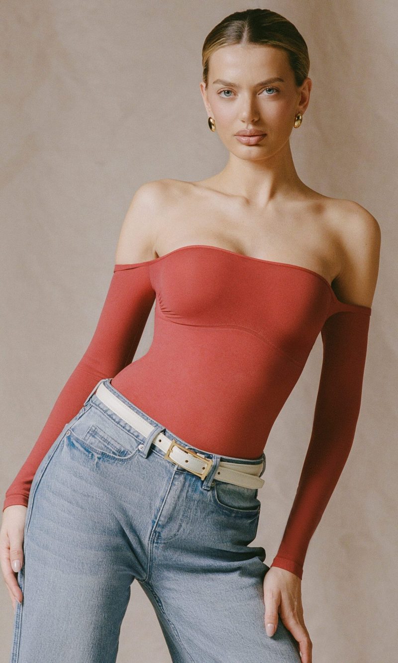 Seamless Off-Shoulder Long-Sleeve Bodysuit in Brick Red
