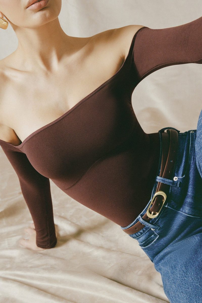 pammie-seamless-off-shoulder-long-sleeve-bodysuit-espresso_2_250110042639.jpg