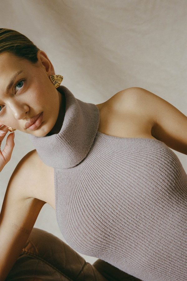 sakari-ribbed-knit-turtleneck-backless-top-taupe_1_250110044357.jpg